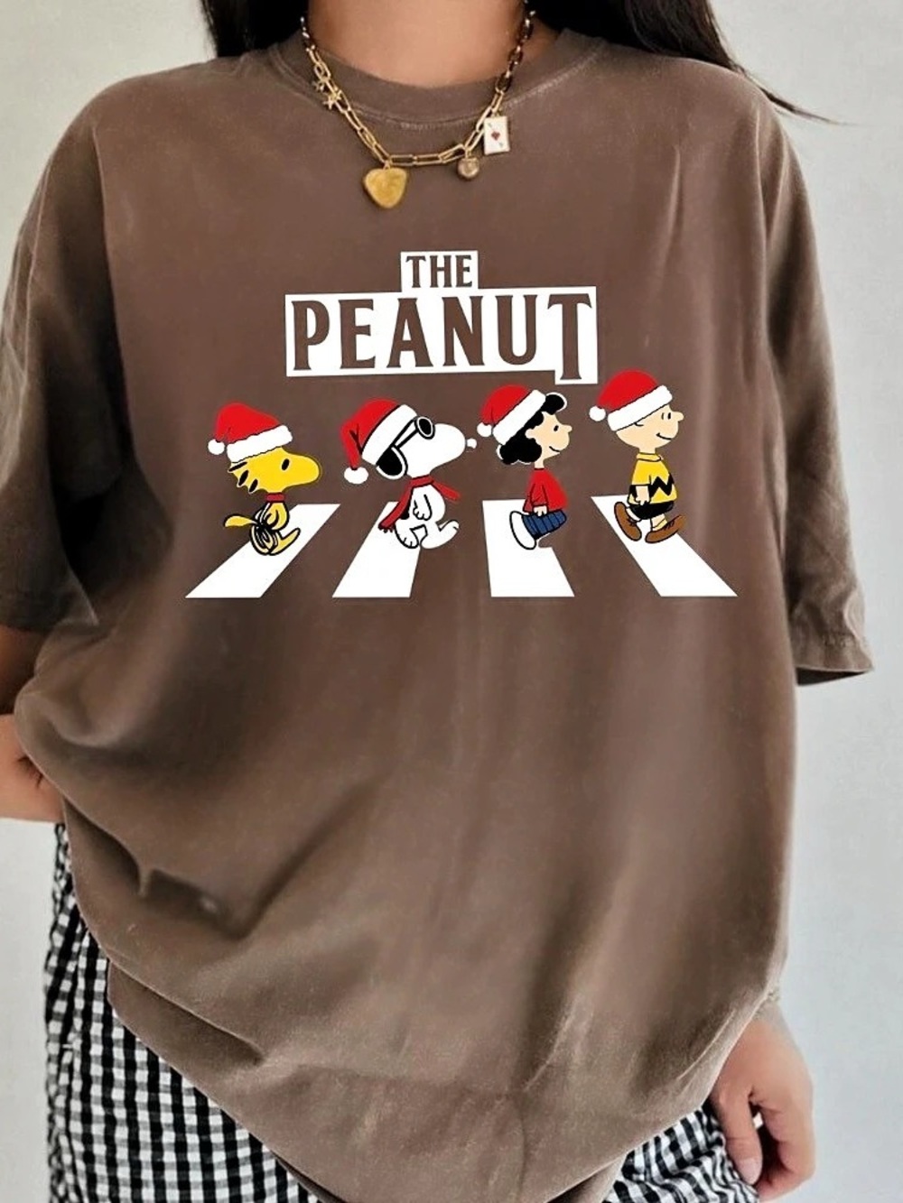 The Peanuts Snoopy Woodstock Abbey Road Christmas Santa Hat Vintage Brown T-Shir